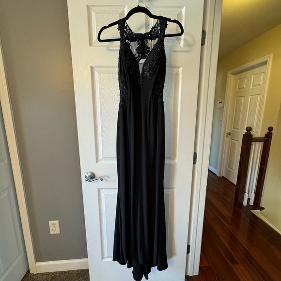 Beautiful black Faviana Glamour gown. - Picture 5 of 7